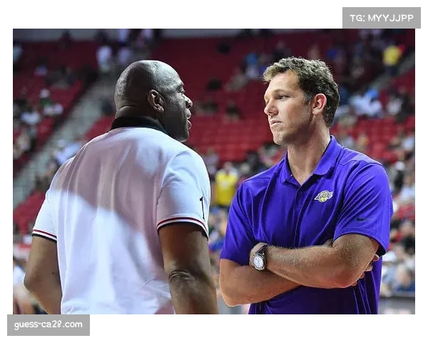 魔术更衣室信任危机:莫斯利如何应对防守体系崩塌的挑战 魔术更衣室信任危机:莫斯利如何应对防守体系崩塌的挑战